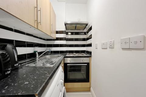 Studio to rent, Spring Grove Road, Hounslow, TW3