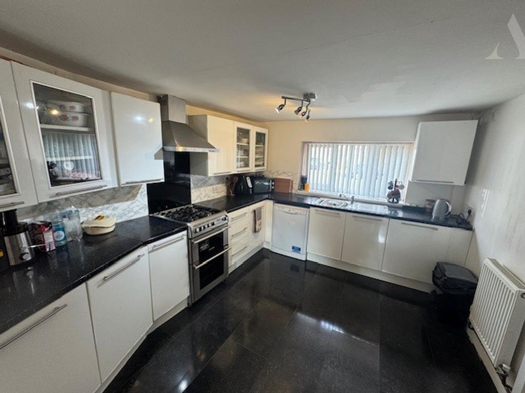 39 Bucklands End kitchen x 2.jpeg