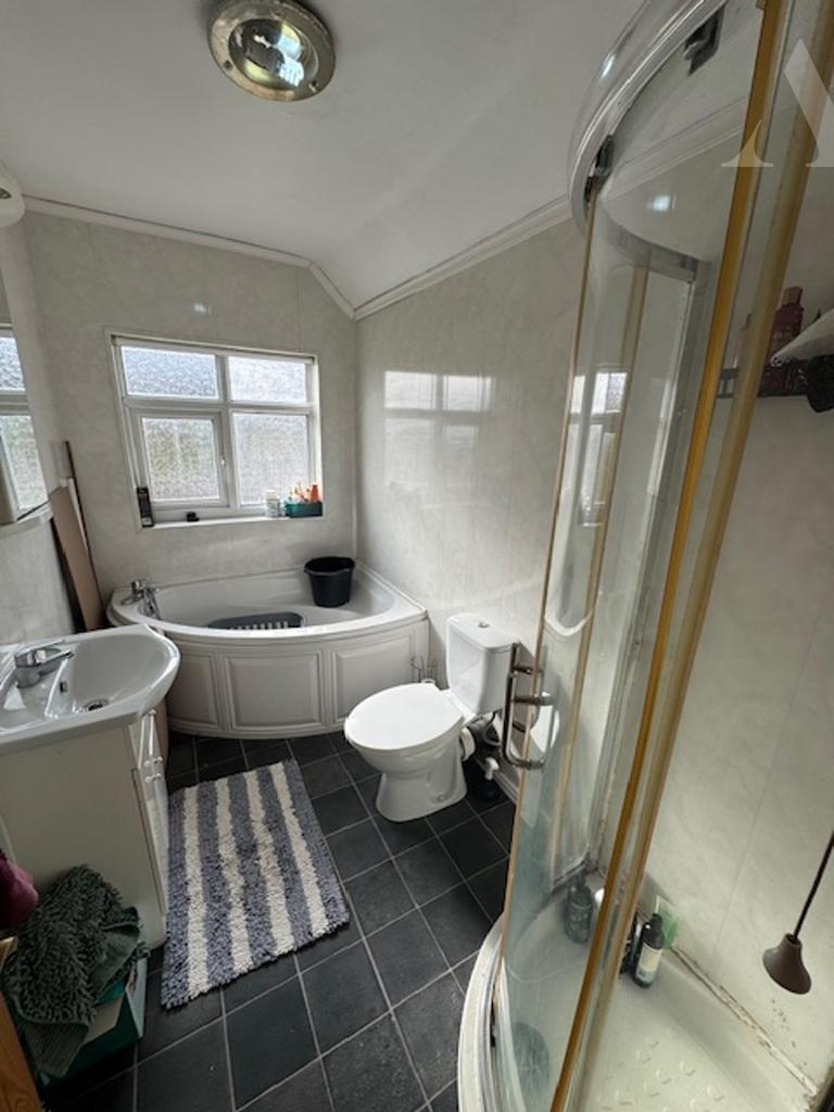 39 Bucklands End bathroom.jpeg
