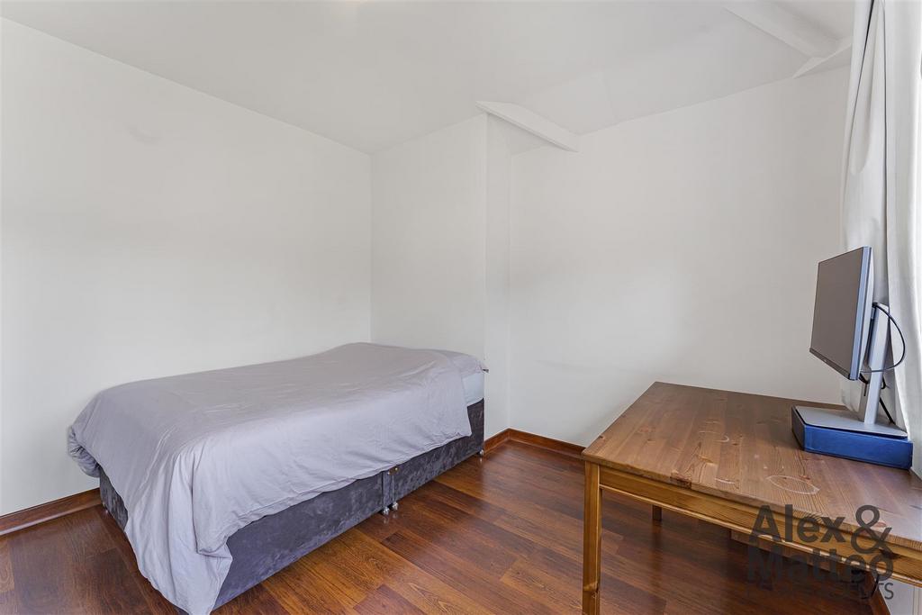 Brunel Road - Biggest Double Bedroom