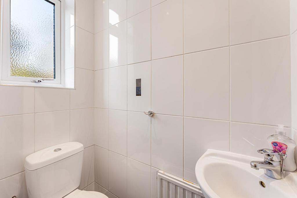 Brunel Road - Downtairs Guest Toilette