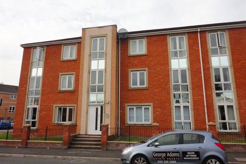 2 bedroom flat to rent, Clayburn Street, Manchester M15