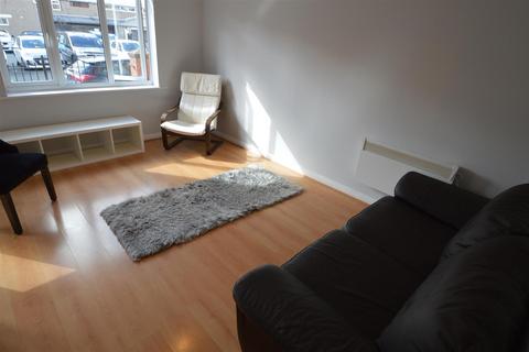 2 bedroom flat to rent, Clayburn Street, Manchester M15