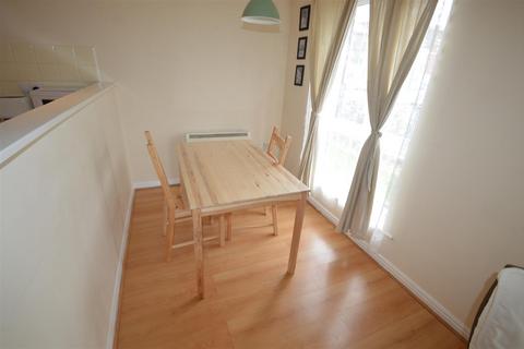 2 bedroom flat to rent, Clayburn Street, Manchester M15