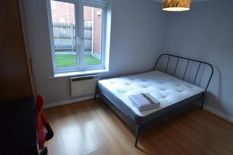 2 bedroom flat to rent, Clayburn Street, Manchester M15