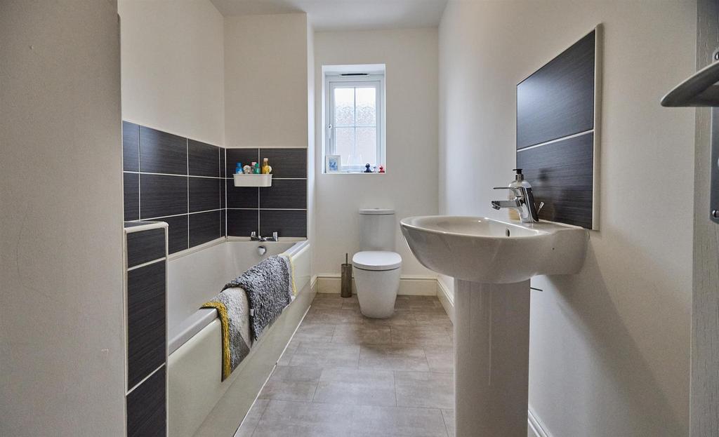 Family Bathroom to Side