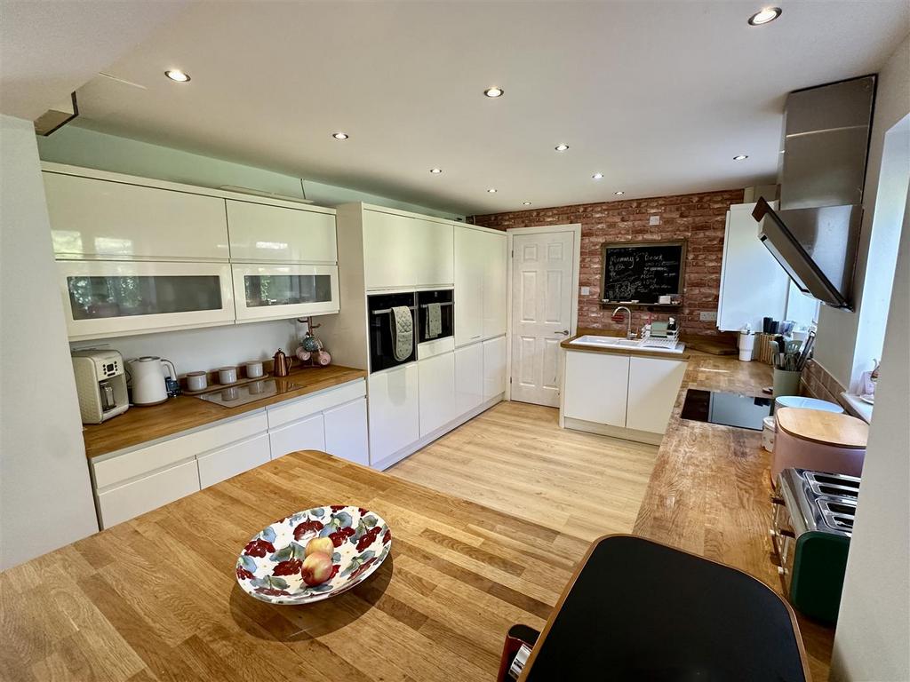 Dining/kitchen