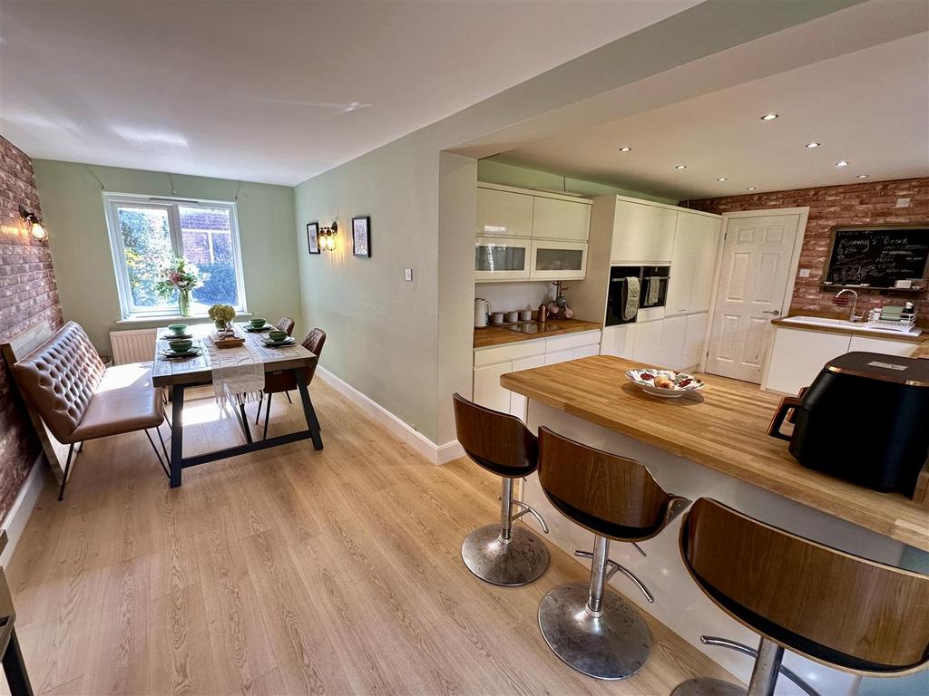 Dining/kitchen