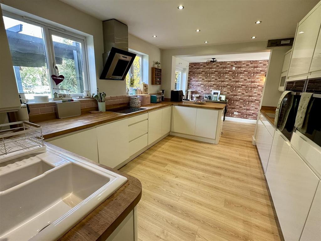 Dining/kitchen