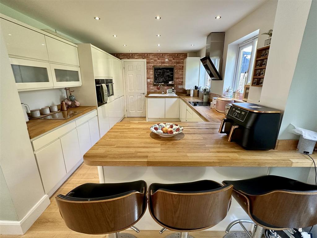 Dining/kitchen