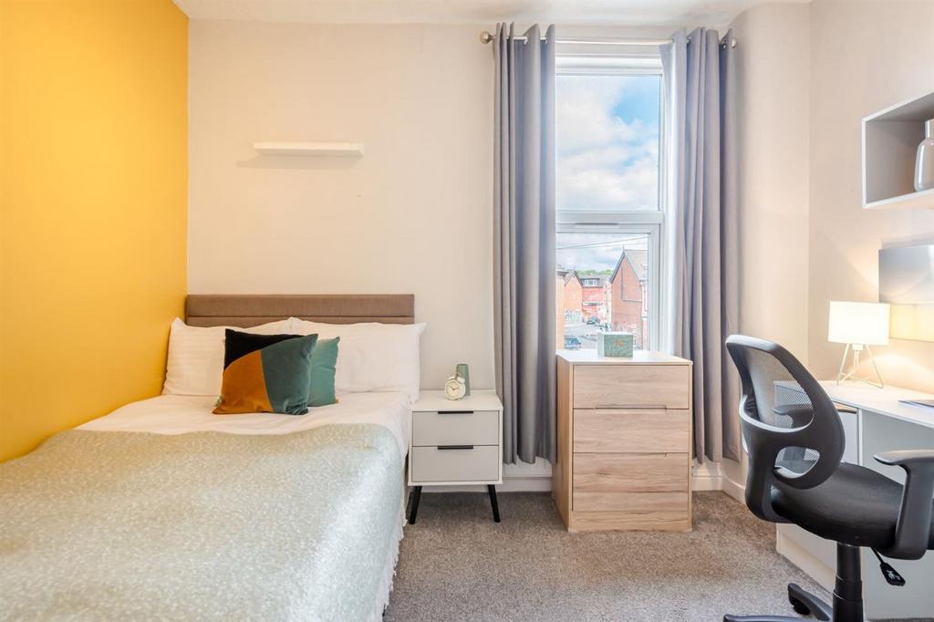 Bright, neatly presented double bedroom with a ...