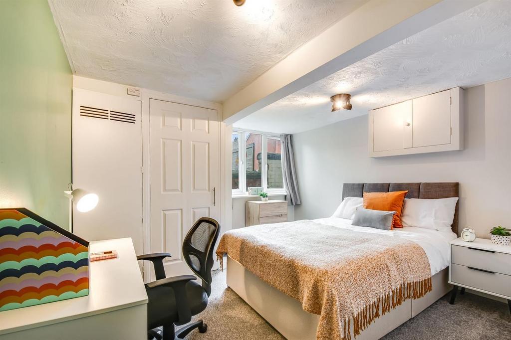 Bright, neatly presented double bedroom with a ...