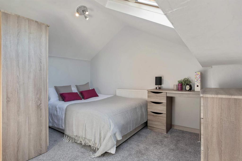 Bright, neatly presented attic double bedroom w...