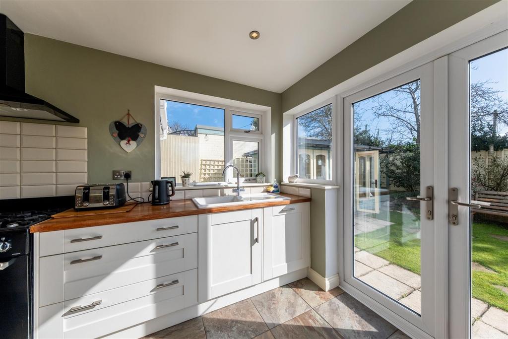 4 Spinner Crescent-004.jpg