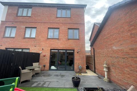3 bedroom semi-detached house for sale, Staithes Drive, Wakefield