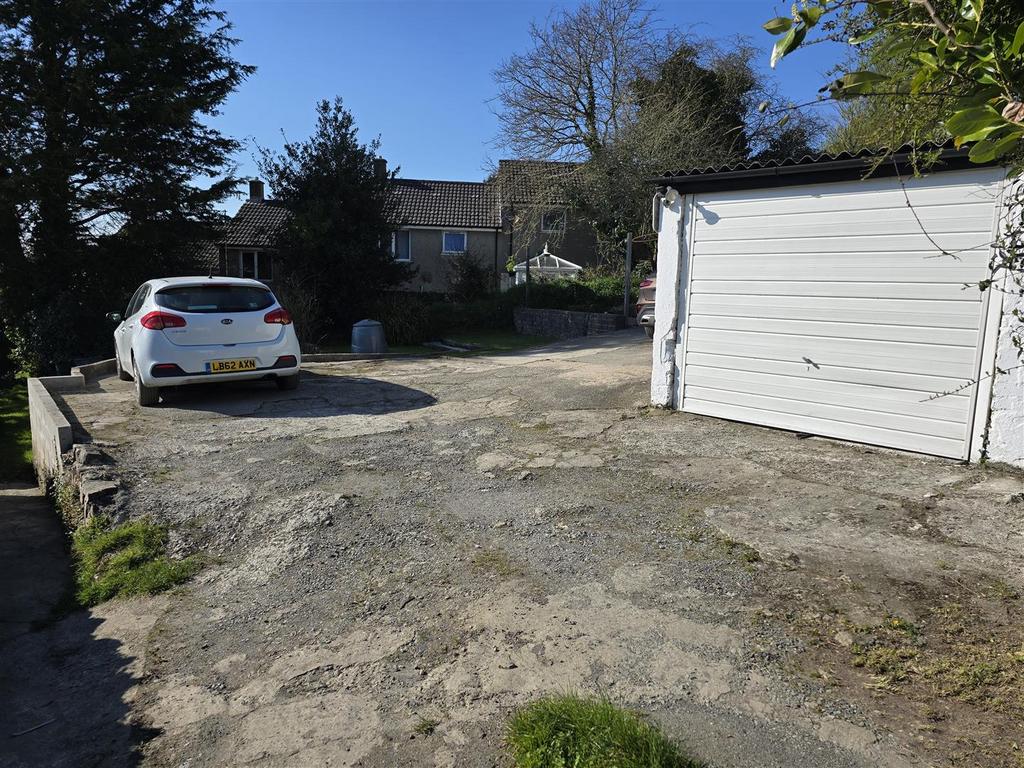Garage / Parking