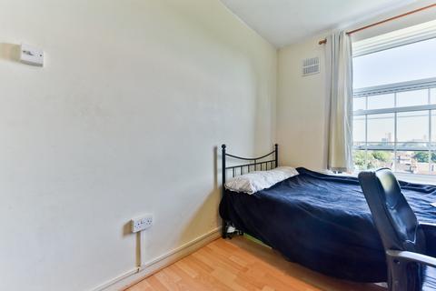 3 bedroom flat to rent, Tanners Hill, London SE8