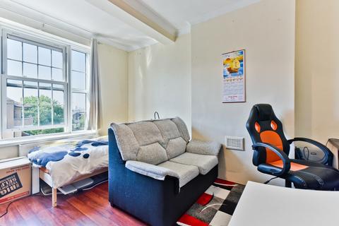 3 bedroom flat to rent, Tanners Hill, London SE8