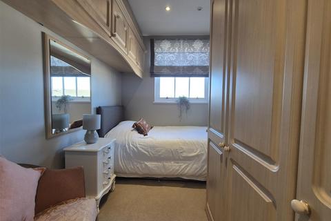 2 bedroom apartment to rent, Flat 10 Dennis Hall, Cameo Drive,