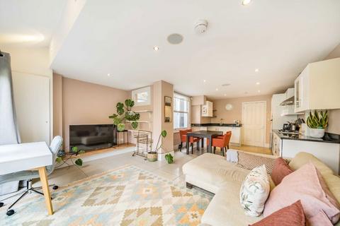 2 bedroom flat for sale, Hambalt Road, London SW4
