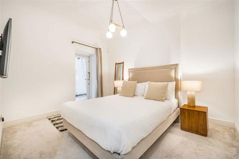 2 bedroom flat to rent, Eastcastle Street, London W1T