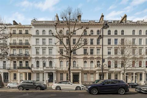 Studio to rent, Queen's Gate, London SW7