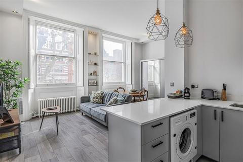 Studio to rent, Queen's Gate, London SW7