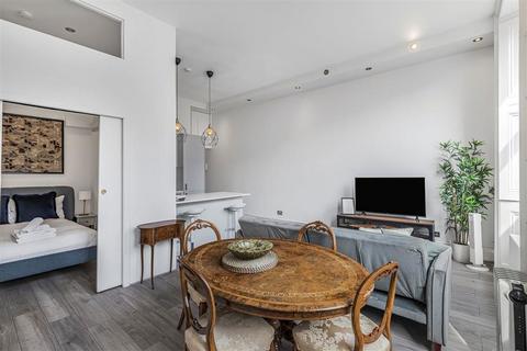 Studio to rent, Queen's Gate, London SW7