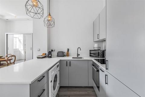 Studio to rent, Queen's Gate, London SW7