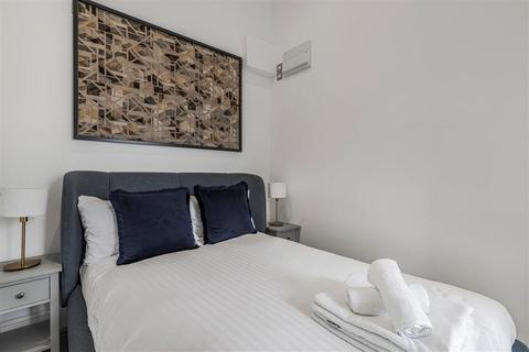 Studio to rent, Queen's Gate, London SW7