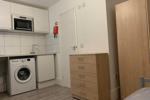 Studio to rent, Station Road, Harrow HA1
