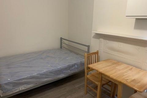 Studio to rent, Station Road, Harrow HA1