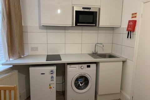 Studio to rent, Station Road, Harrow HA1