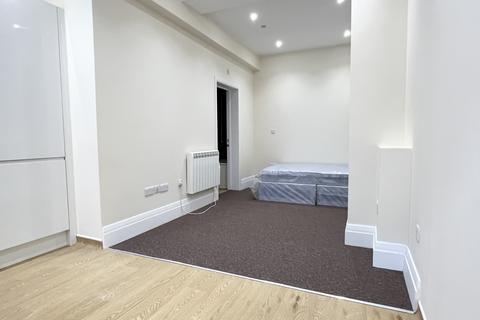 Studio to rent, Station Road, Winchmore Hill, London, N21