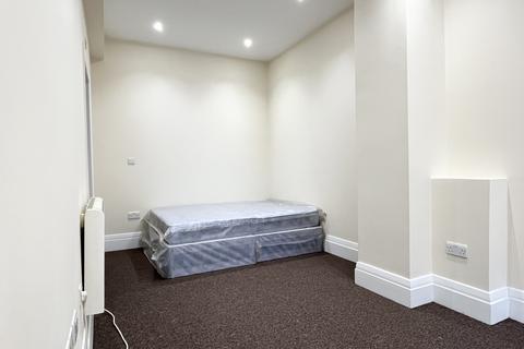 Studio to rent, Station Road, Winchmore Hill, London, N21