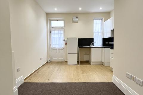 Studio to rent, Station Road, Winchmore Hill, London, N21