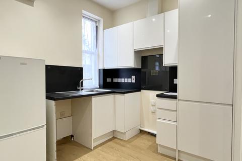 Studio to rent, Station Road, Winchmore Hill, London, N21