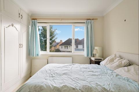 3 bedroom terraced house to rent, Appledore Close, London, SW17