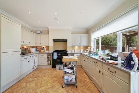 3 bedroom terraced house to rent, Appledore Close, London, SW17