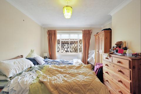 3 bedroom terraced house to rent, Appledore Close, London, SW17