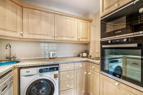 1 bedroom retirement property for sale, HOLLY COURT (RIVER VIEWS), LEATHERHEAD, KT22