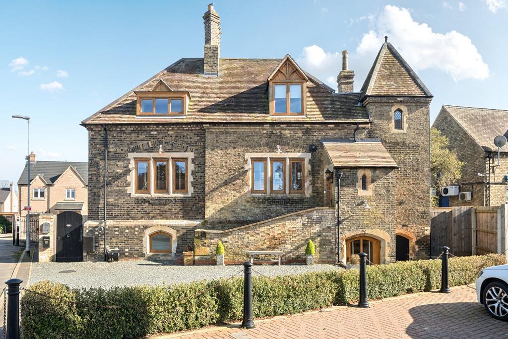 2 Crown Close