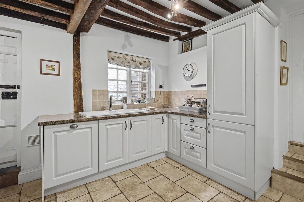 Kitchen 2.jpg