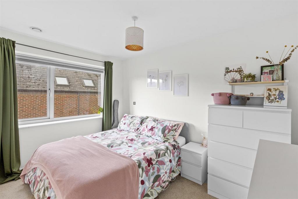 5 College Court, Easton Street, HP11 1 WP-2.jpg