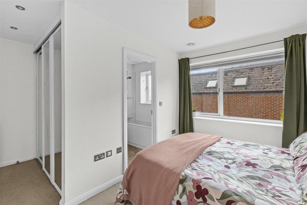 5 College Court, Easton Street, HP11 1 WP-3.jpg