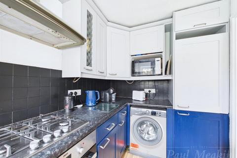 2 bedroom flat for sale, Middlefields, Croydon