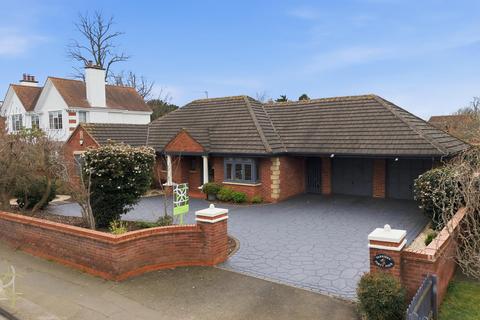 2 bedroom detached bungalow for sale, Cheltenham Road, Evesham WR11
