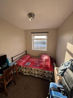 3 bedroom flat to rent, Romford, RM6 4TJ