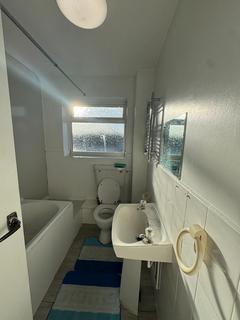 3 bedroom flat to rent, Romford, RM6 4TJ
