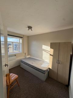 3 bedroom flat to rent, Romford, RM6 4TJ